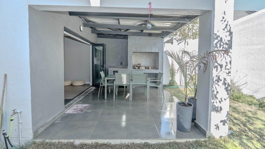 2 Bedroom Property for Sale in Newinbosch Western Cape